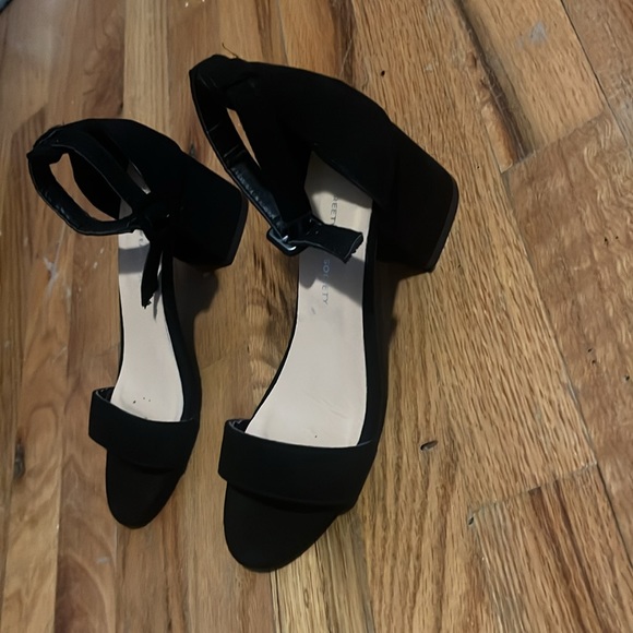 Black heels - Picture 2 of 5